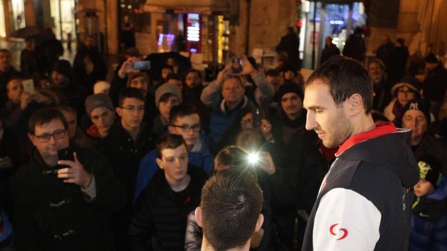 Sotto la pioggia per dare il benvenuto al colosso “Vlado”