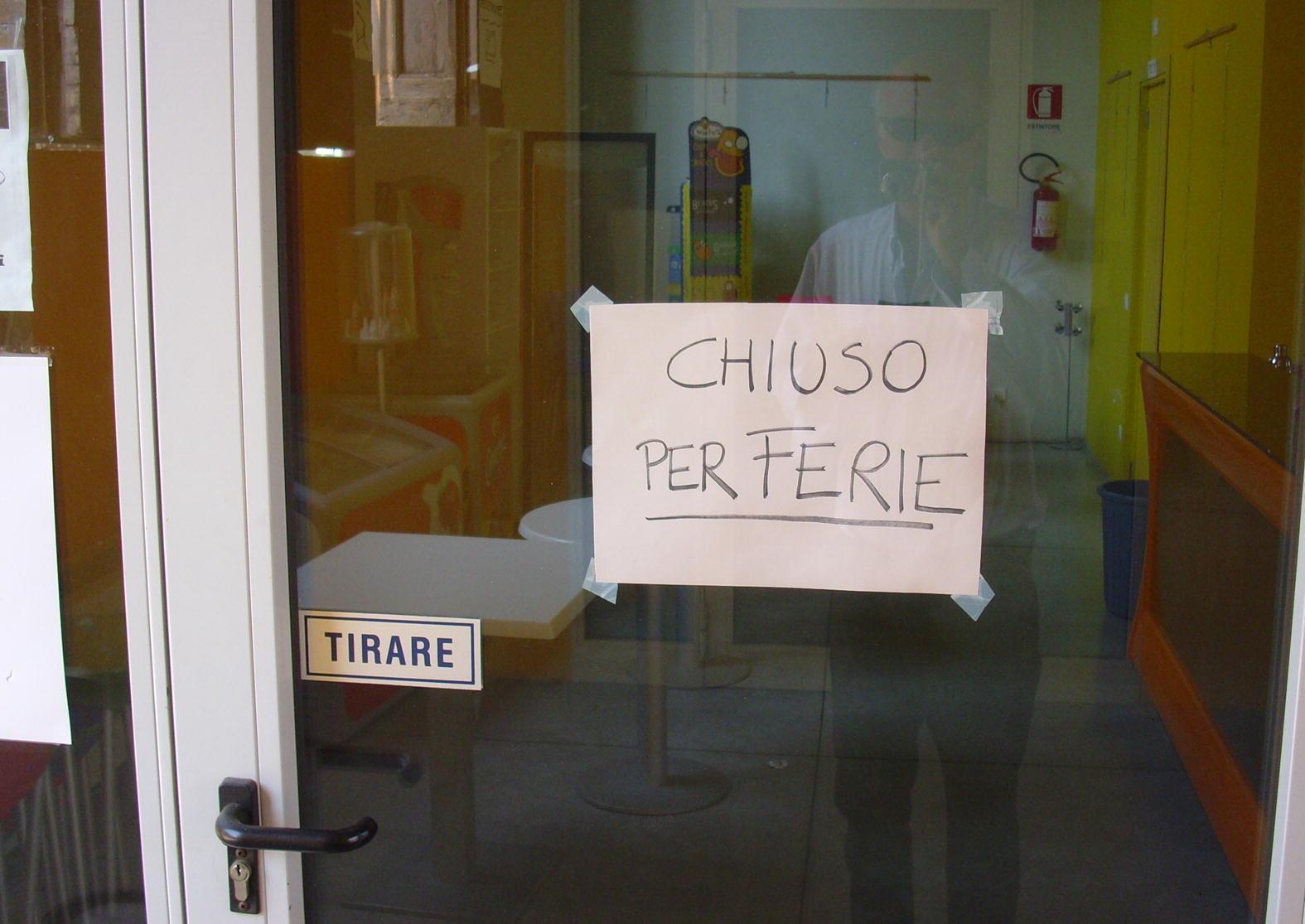 Un esercizio commerciale chiuso per ferie (archivio)
