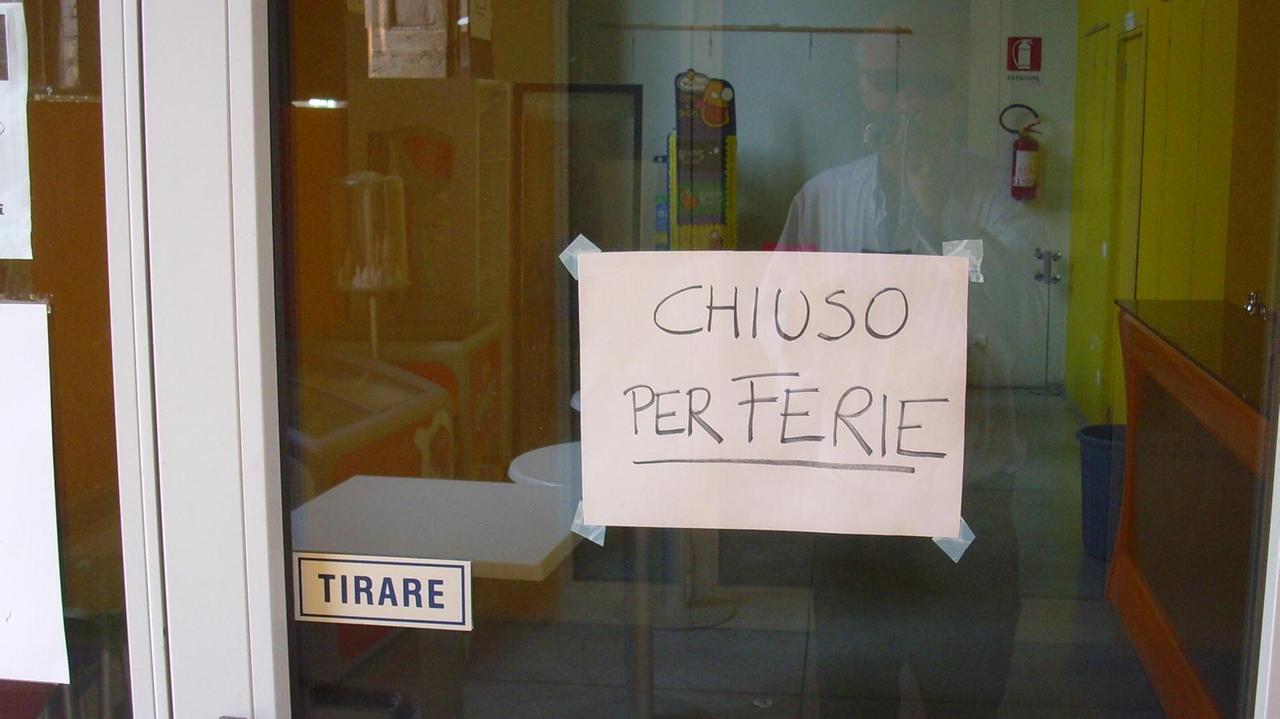 Un esercizio commerciale chiuso per ferie (archivio)