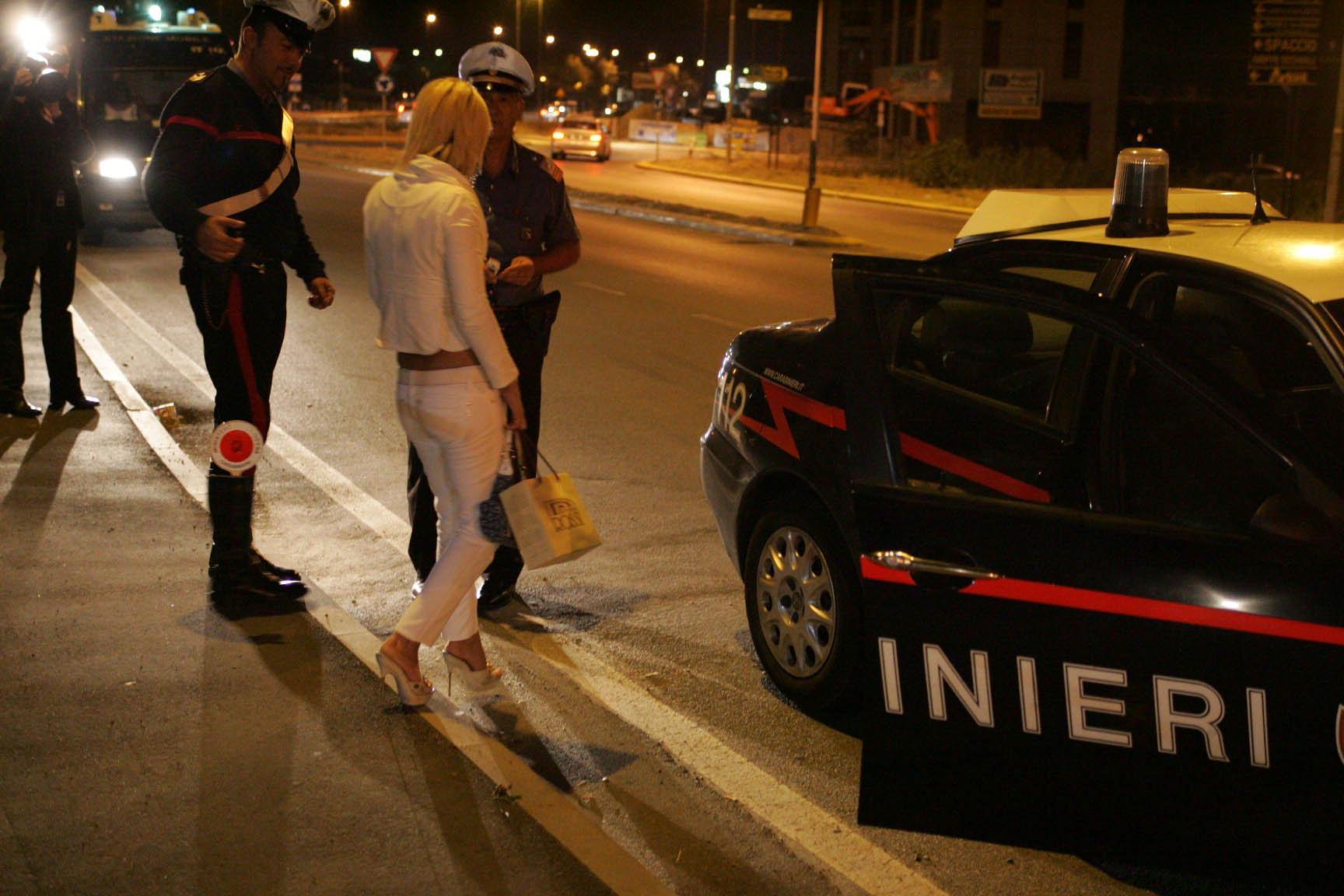 "O mi dai più soldi o mio marito ti spara", prostituta arrestata dopo il ricatto