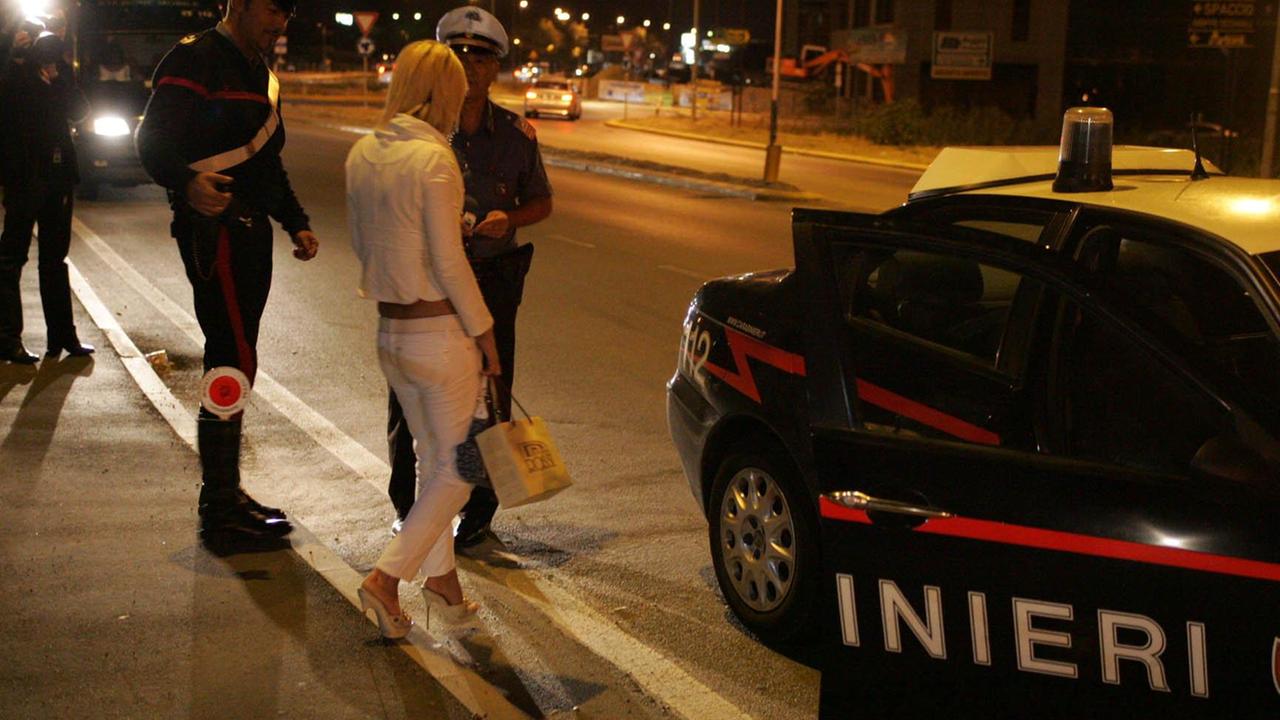 "O mi dai più soldi o mio marito ti spara", prostituta arrestata dopo il ricatto