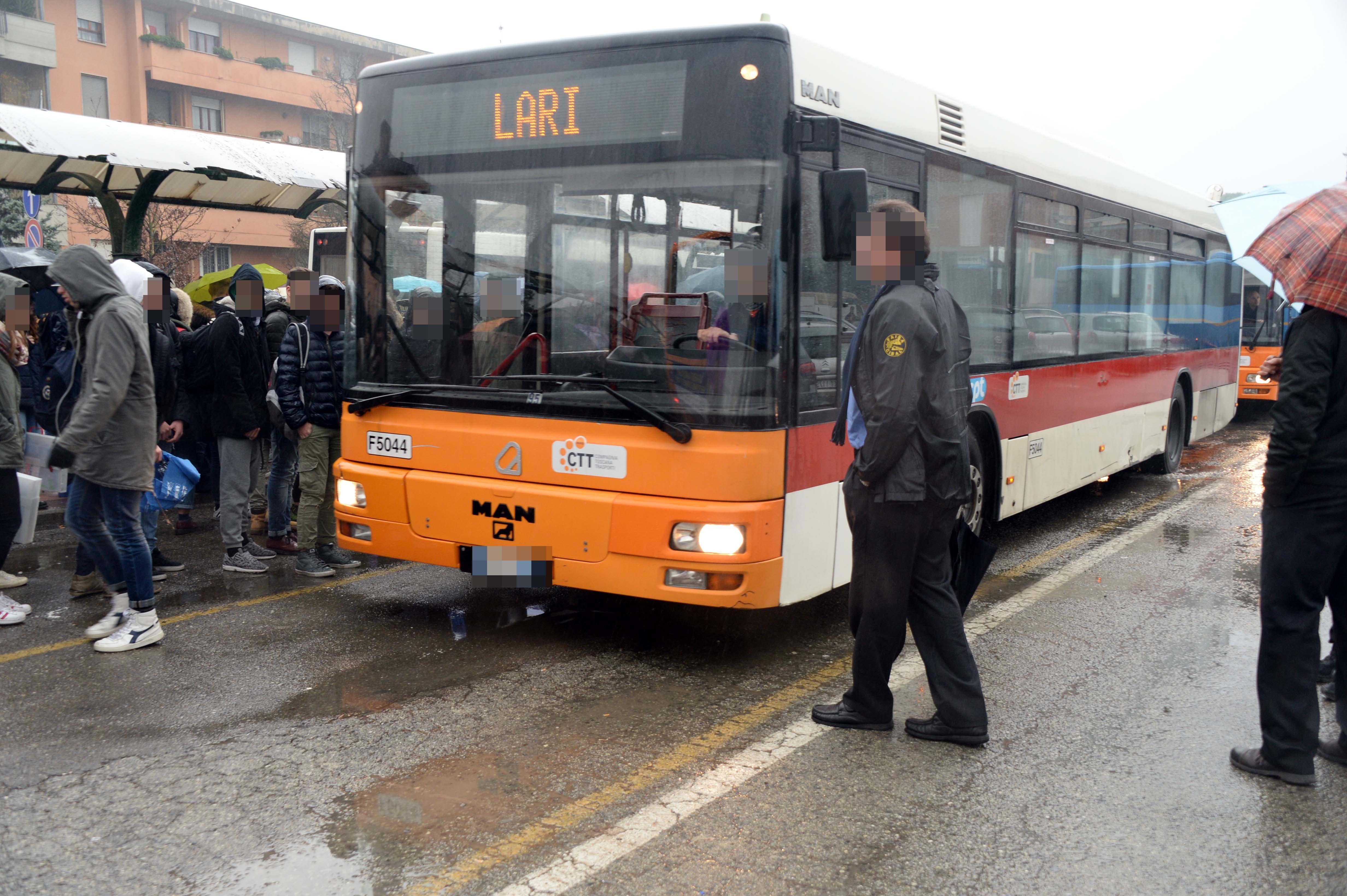 Studenti alla fermata degli autobus vicino al villaggio scolastico di Pontedera (Foto Franco Silvi)