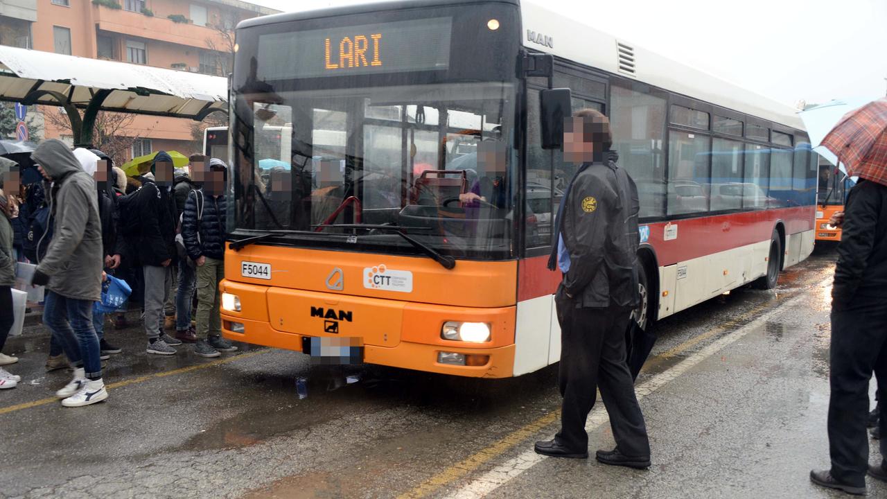 Studenti alla fermata degli autobus vicino al villaggio scolastico di Pontedera (Foto Franco Silvi)