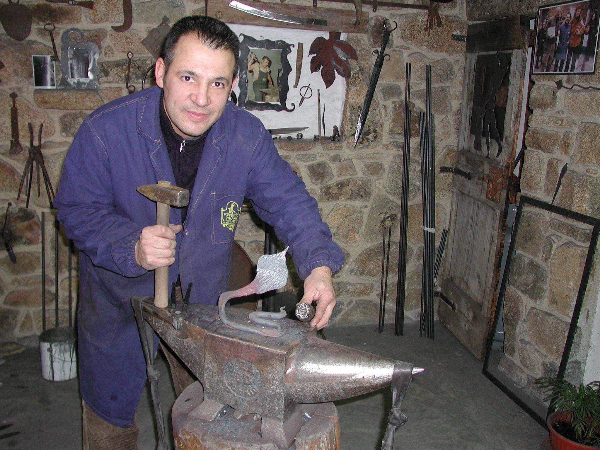 L'artigiano di Orani Roberto Ziranu con una delle sue foglie di ferro