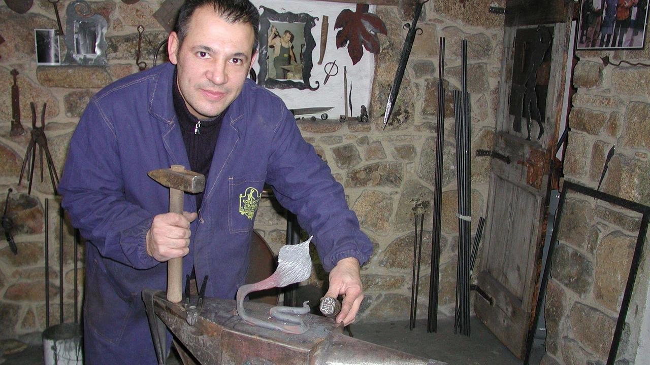 L'artigiano di Orani Roberto Ziranu con una delle sue foglie di ferro