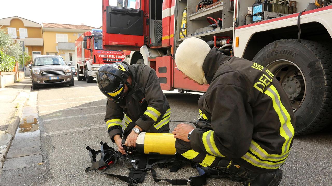 Un intervento dei vigili del fuoco su un incendio (foto d'archivio)