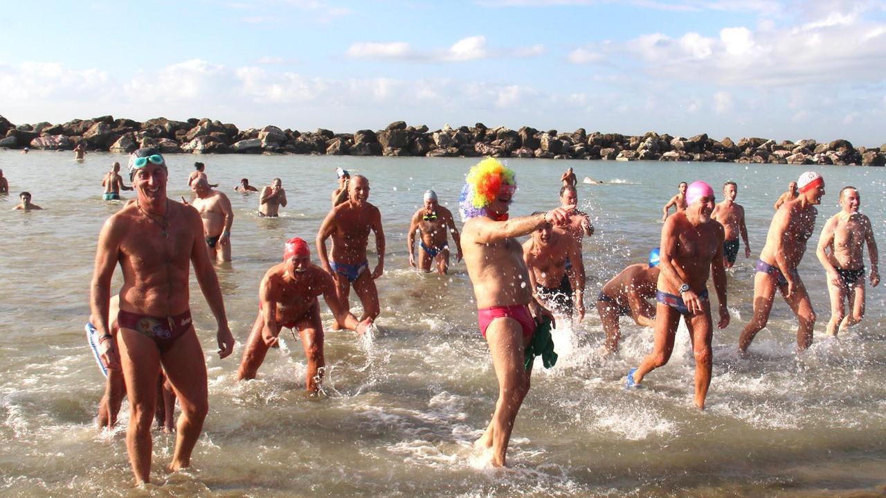 Il tuffo di pisani e livornesi del 2015