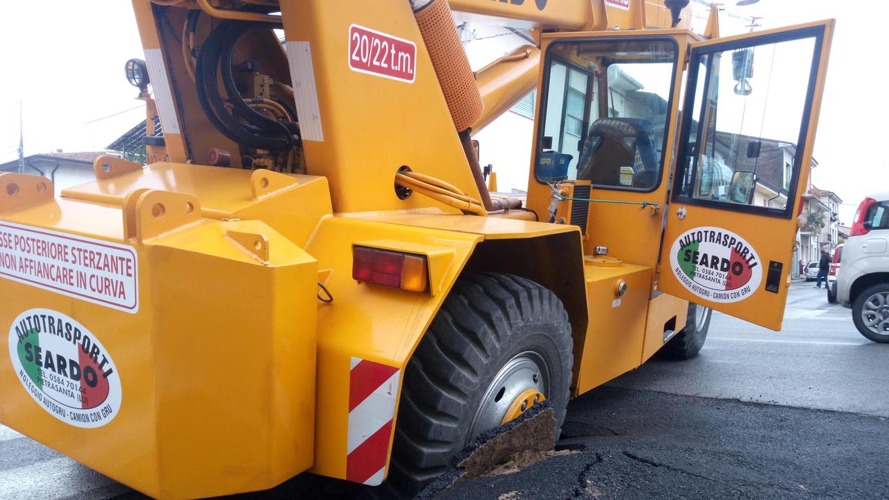 Il punto di asfalto che ha ceduto in via Pascoli