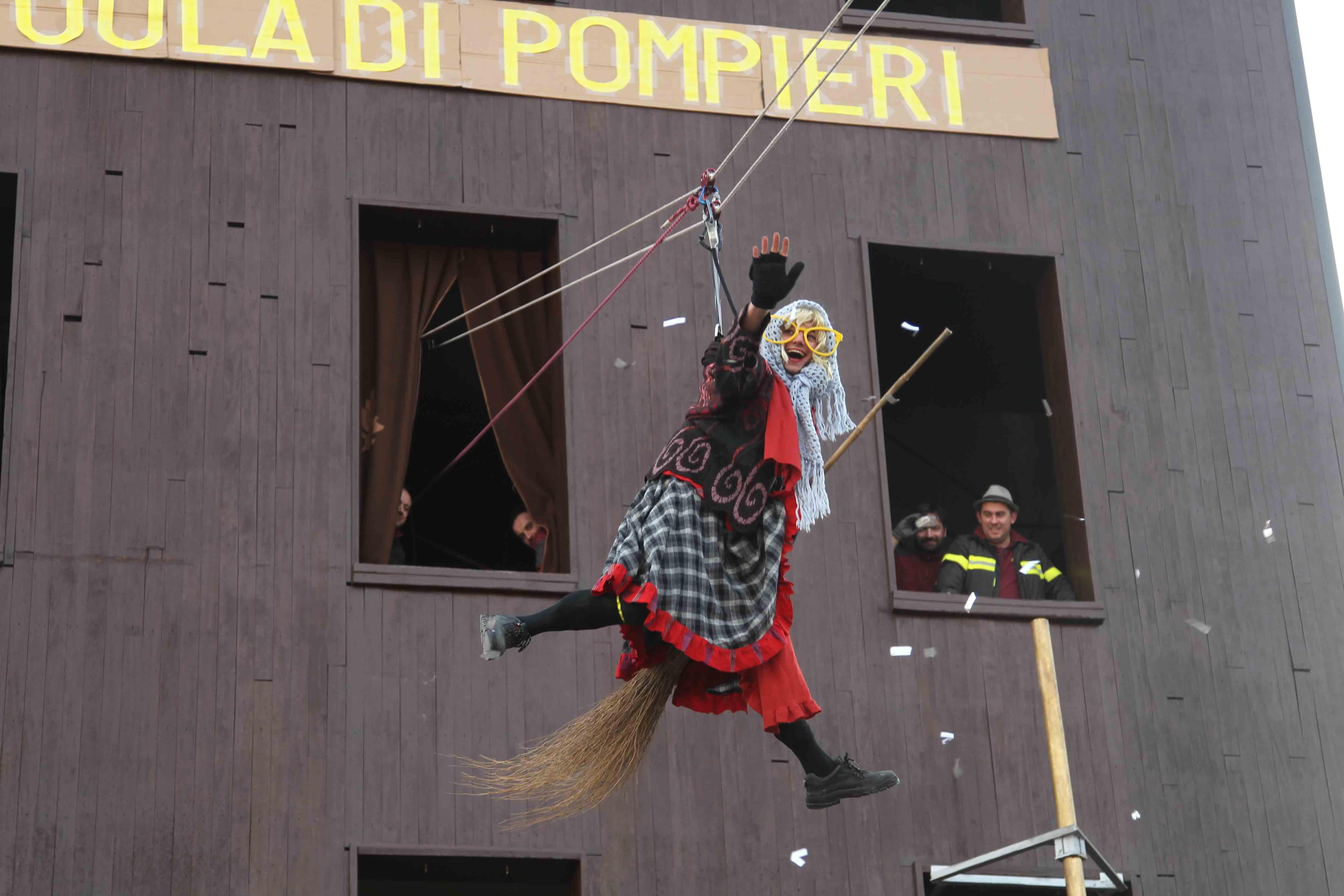 La Befana dei vigili del fuoco va in pediatria