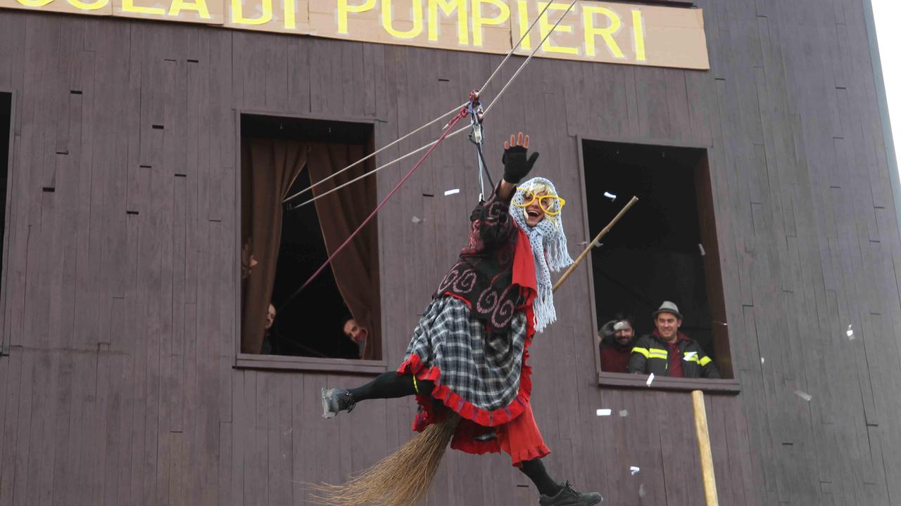 La Befana dei vigili del fuoco va in pediatria