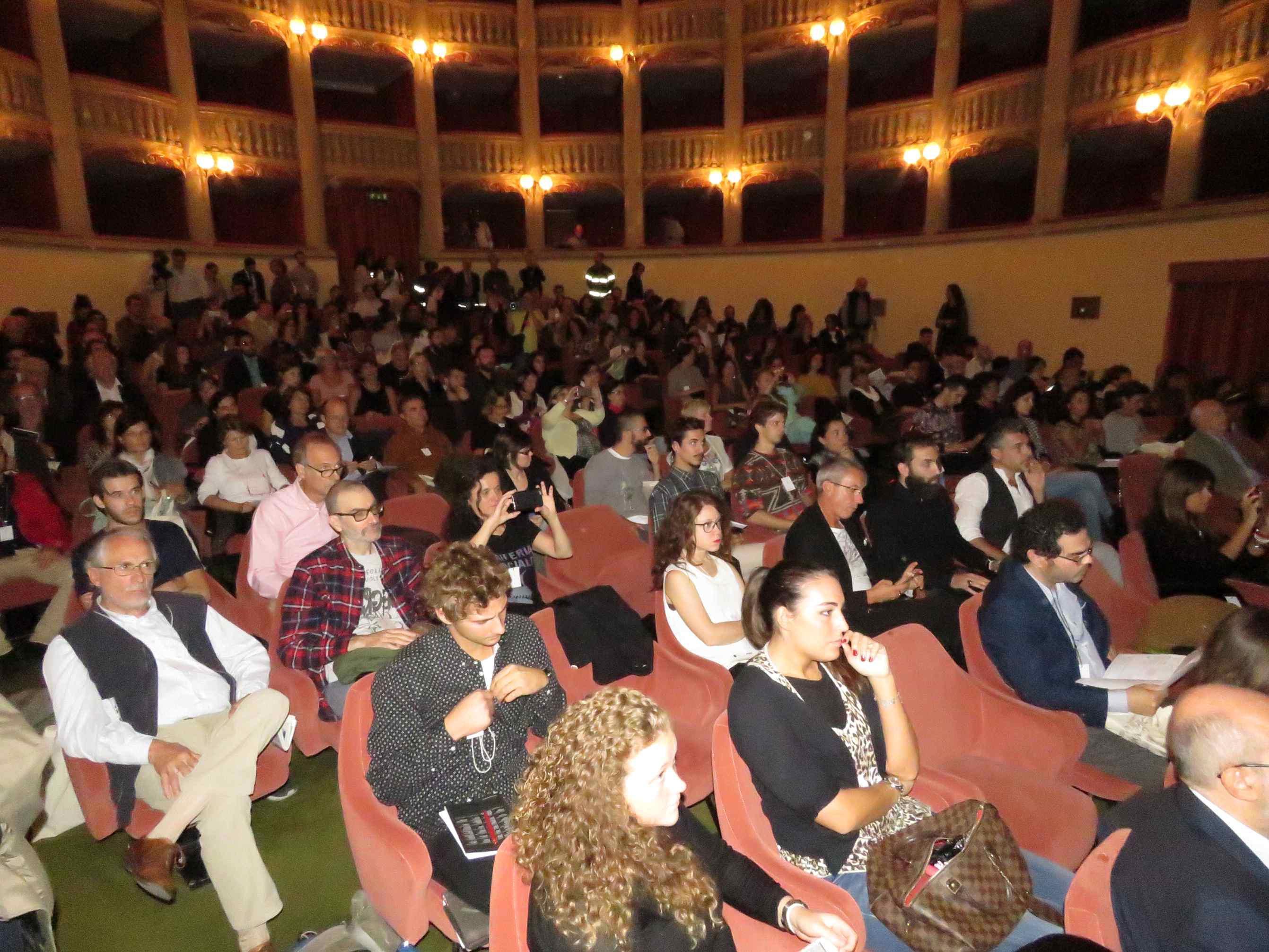 La platea del Teatro Metastasio (foto Batavia)