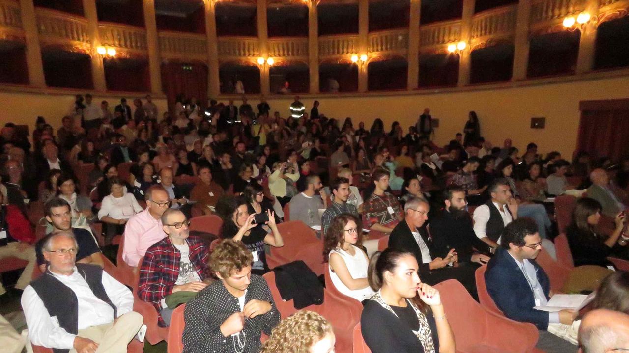 La platea del Teatro Metastasio (foto Batavia)
