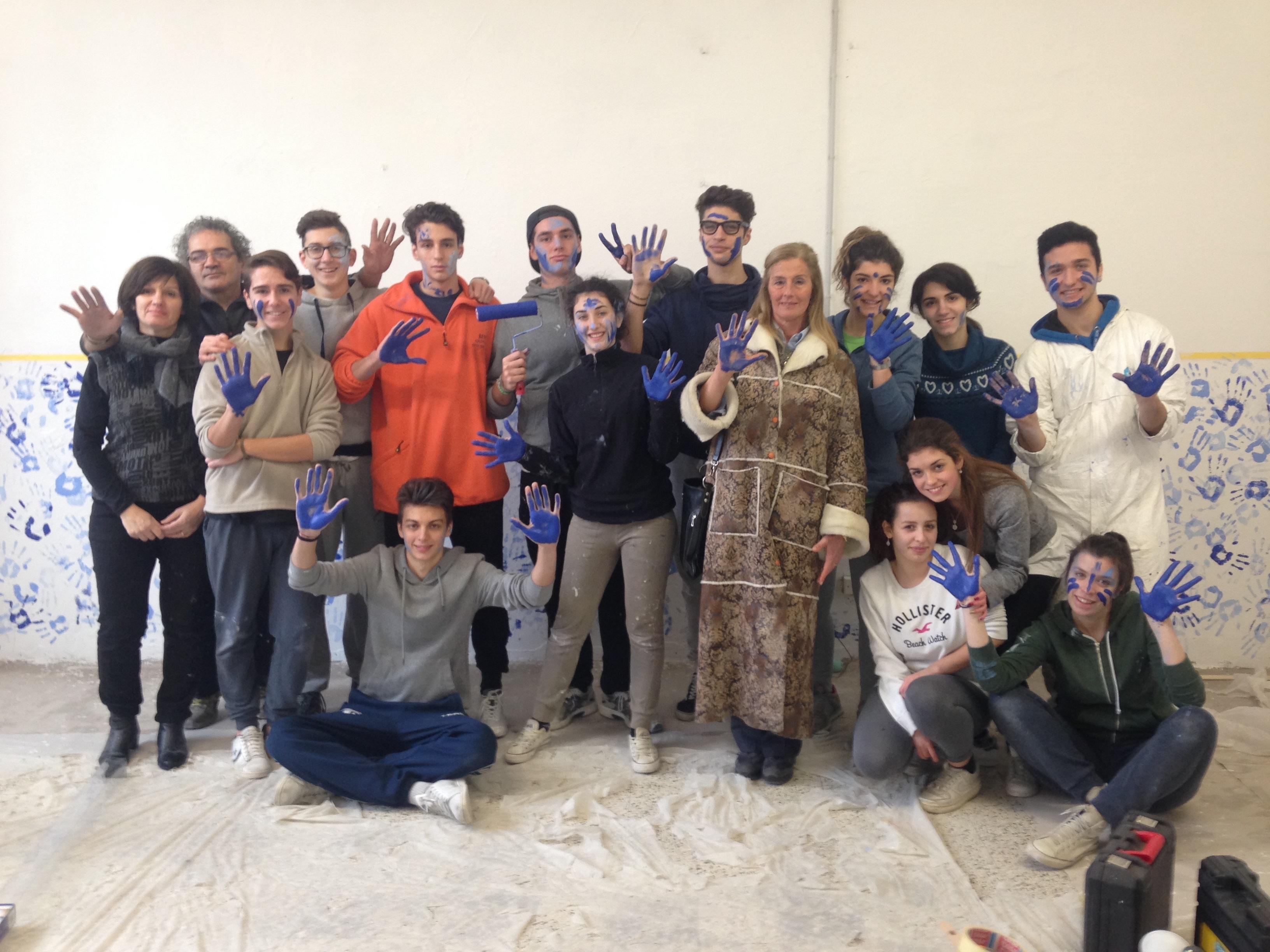 Pistoia, studenti e prof in vacanza ridipingono la loro aula