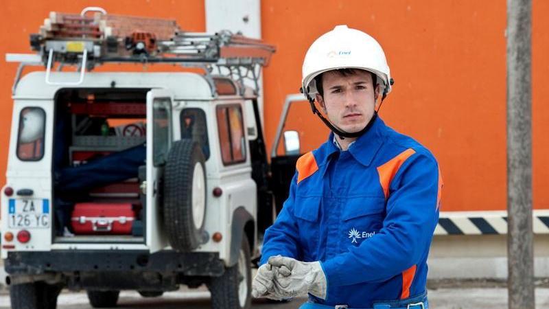 Un tecnico di Enel al lavoro