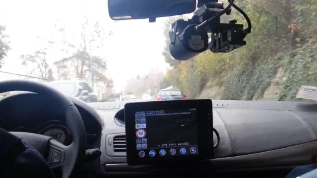 Imbocca strada contromano a Modena, preso