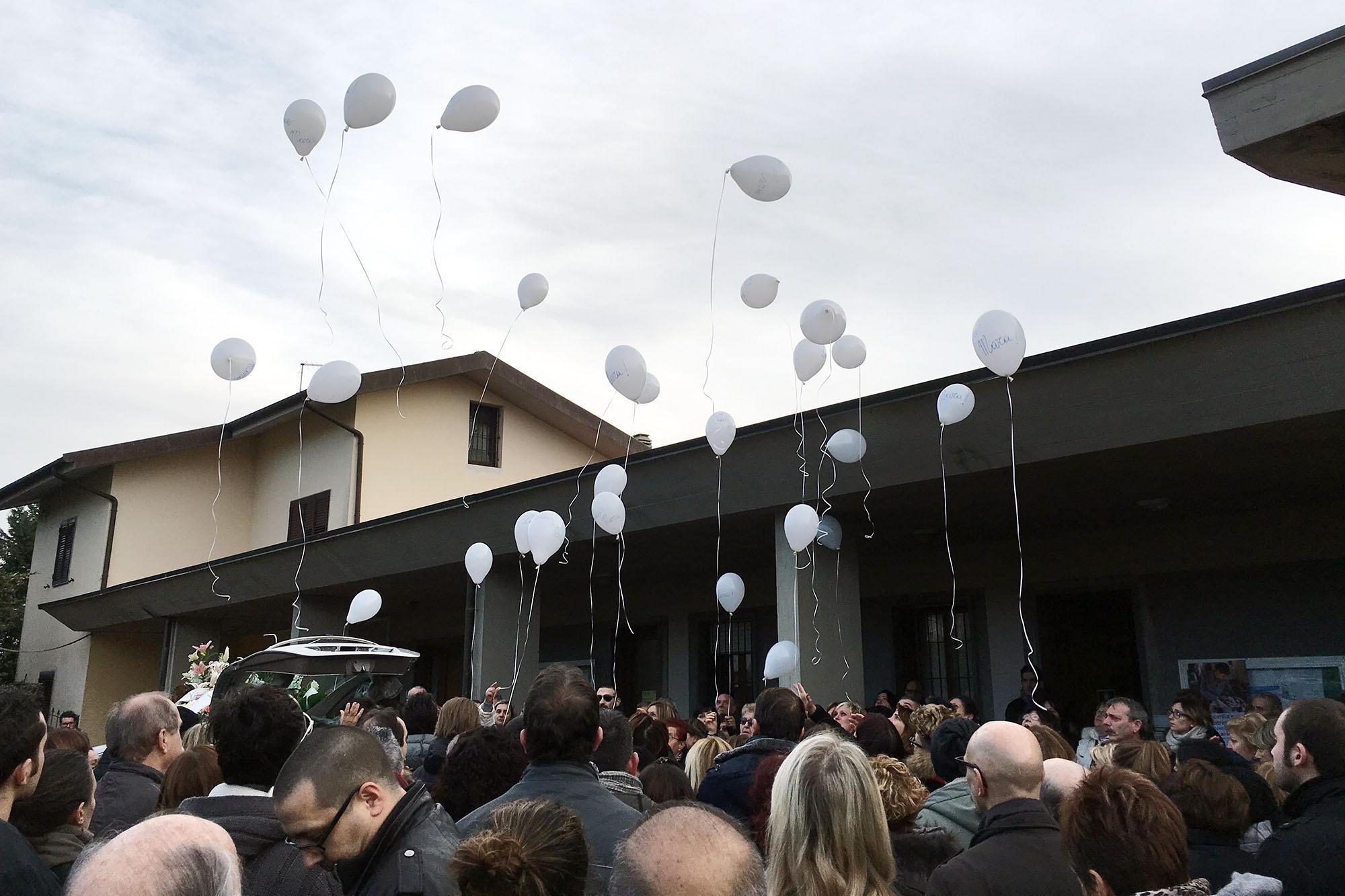 Volo di palloncini bianchi per l'addio a Mara Ponziani (foto Nucci)