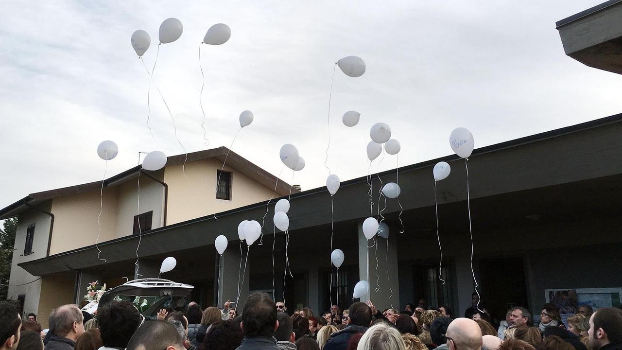 Volo di palloncini bianchi per l'addio a Mara Ponziani (foto Nucci)
