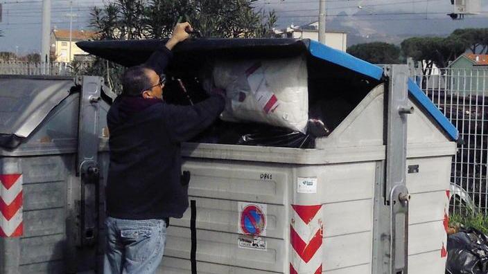 Tassa sui rifiuti non possono pagarla più di 500 famiglie a Cecina