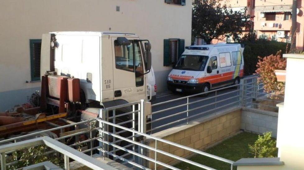 Un mezzo pesante incrocia un'ambulanza