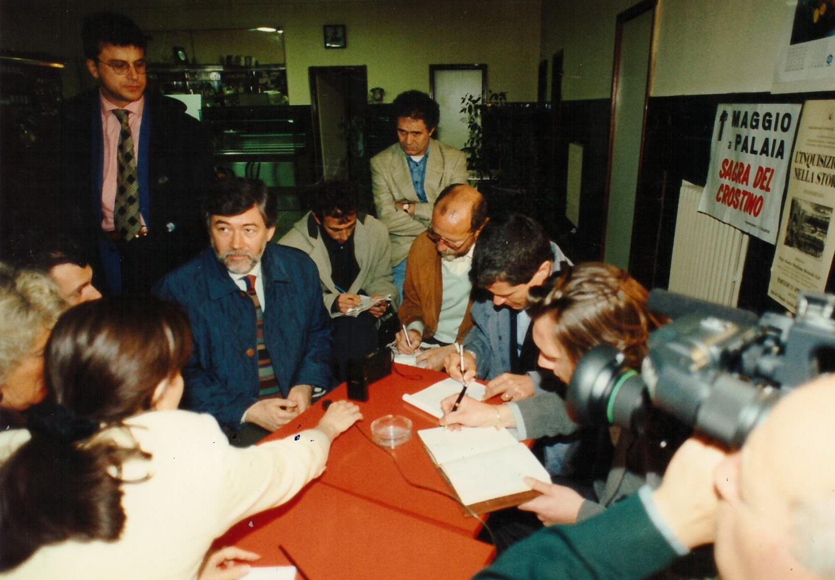 Sergio Cofferati in una conferenza stampa al bar Mauro (Foto Franco Silvi)