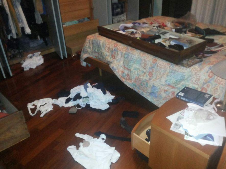 I ladri in casa lo minacciano con una spranga