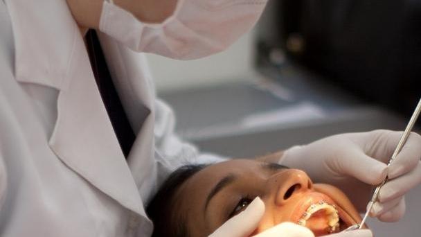 A Carpi: «Adottate famiglie in crisi pagando loro il dentista»
