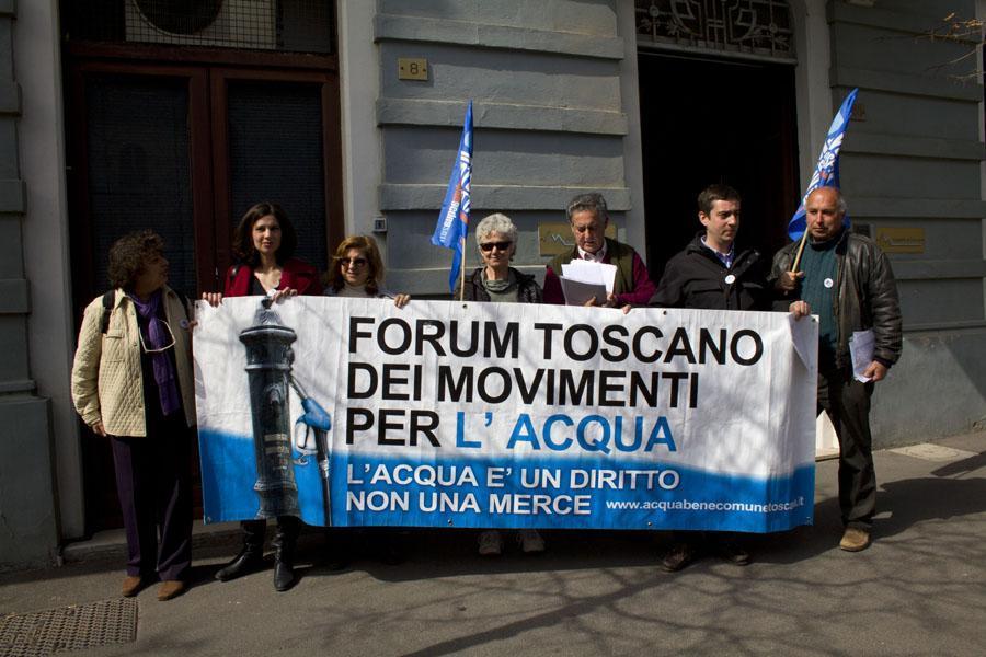 Grosseto, una manifestazione di protesta davanti alla sede dell'Acquedotto del Fiora (foto d'archivio) 