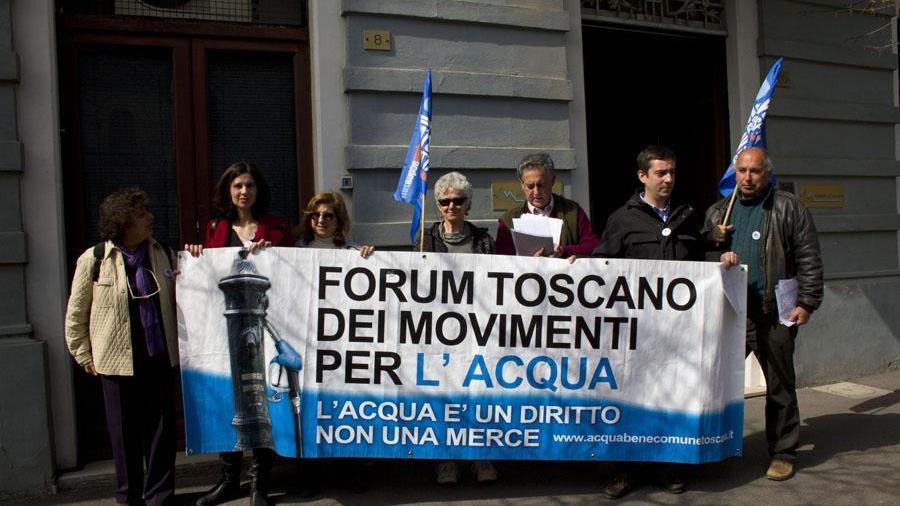 Grosseto, una manifestazione di protesta davanti alla sede dell'Acquedotto del Fiora (foto d'archivio)
