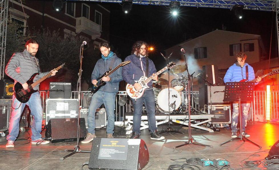 E sul palco di piazza Verdi non si smette di suonare 