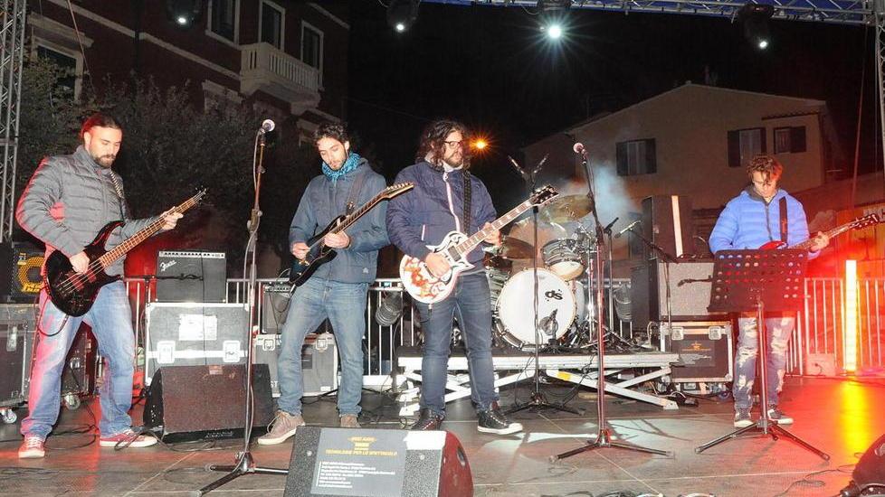 E sul palco di piazza Verdi non si smette di suonare