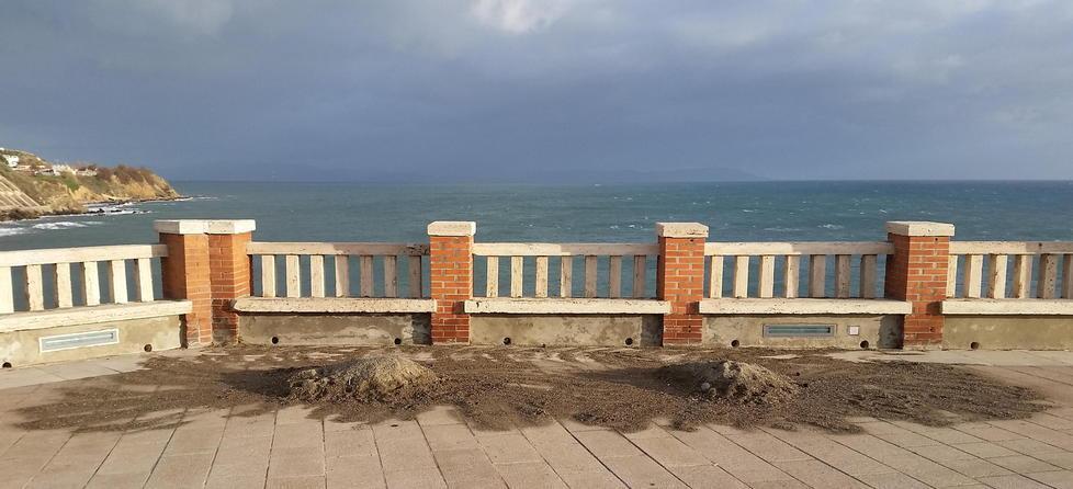 Tre giorni dopo i fuochi piazza Bovio ancora sporca