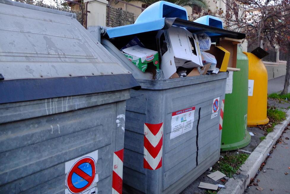 Cassonetti troppo lontani e sempre stracolmi
