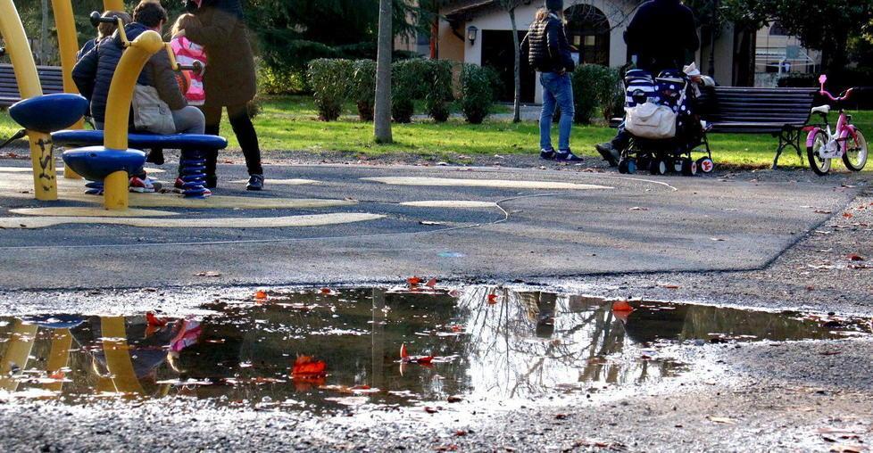 Mamme furiose: «Liquami maleodoranti tra i giochi»