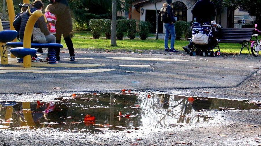 Mamme furiose: «Liquami maleodoranti tra i giochi»