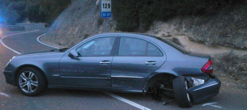  Scontro tra due macchine, strada bloccata