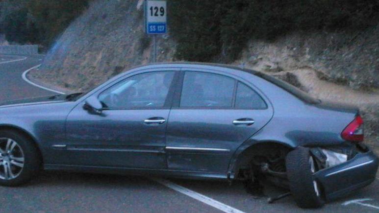 Scontro tra due macchine, strada bloccata