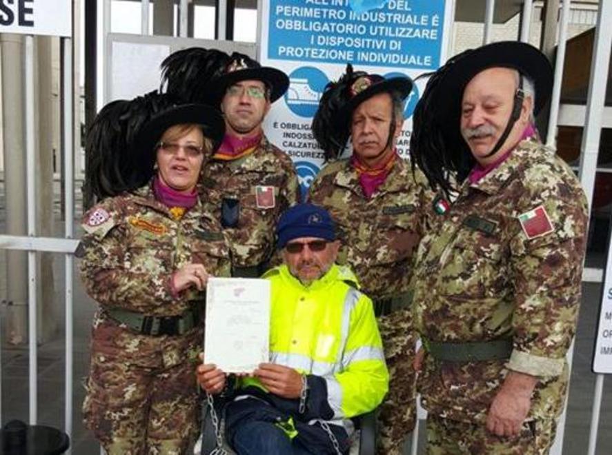 Bersaglieri, solidarietà all’operaio incatenato