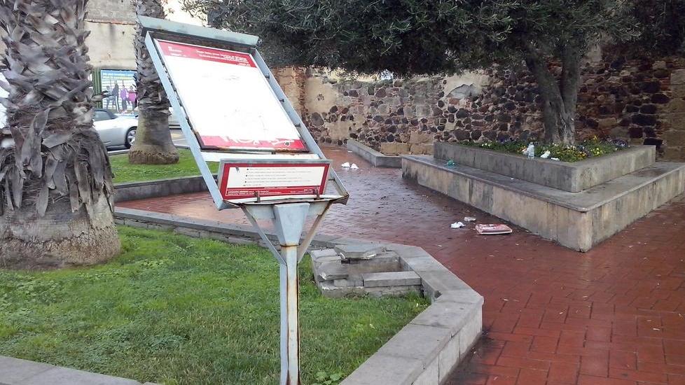 Raid vandalico in piazza Paolo Pili