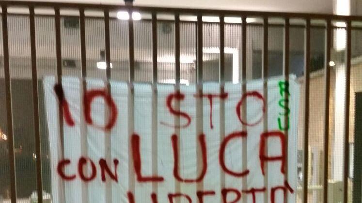 Striscioni di solidarietà a Fiorini