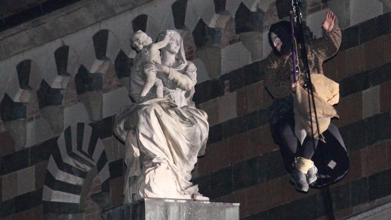 La Befana che scende già dal campanile di Prato