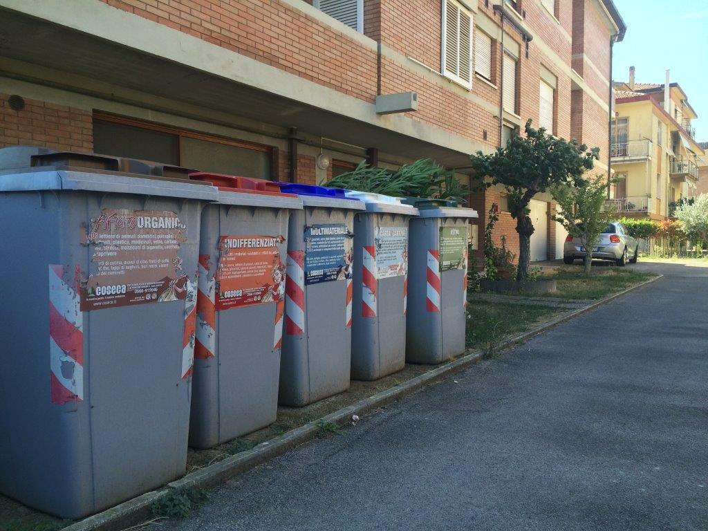 Contenitori per la differenziata (foto di archivio)