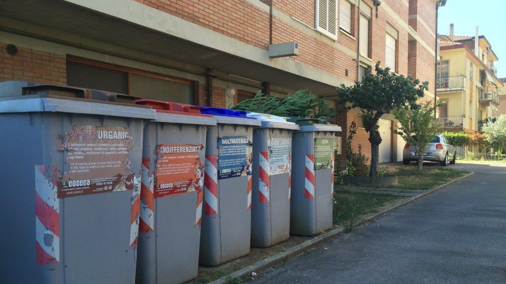 Contenitori per la differenziata (foto di archivio)