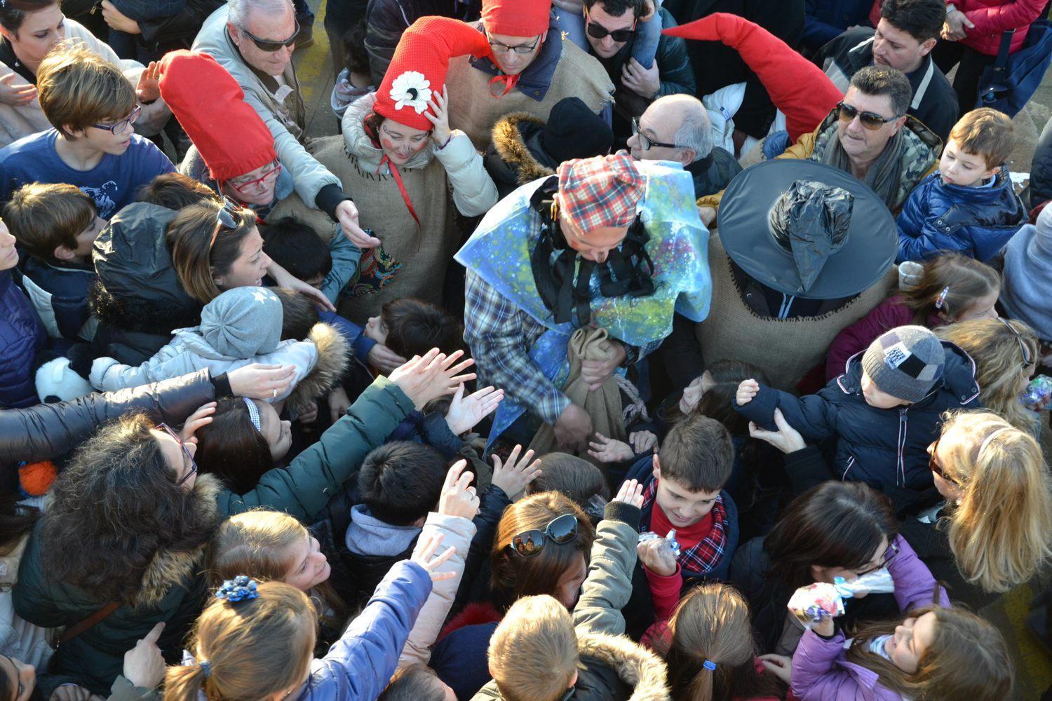 Volo di trenta metri Befana giù dal duomo la festa è in piazza