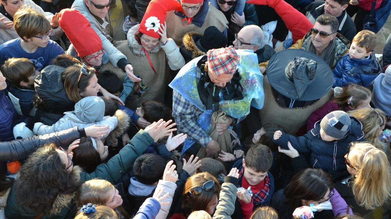 Volo di trenta metri Befana giù dal duomo la festa è in piazza