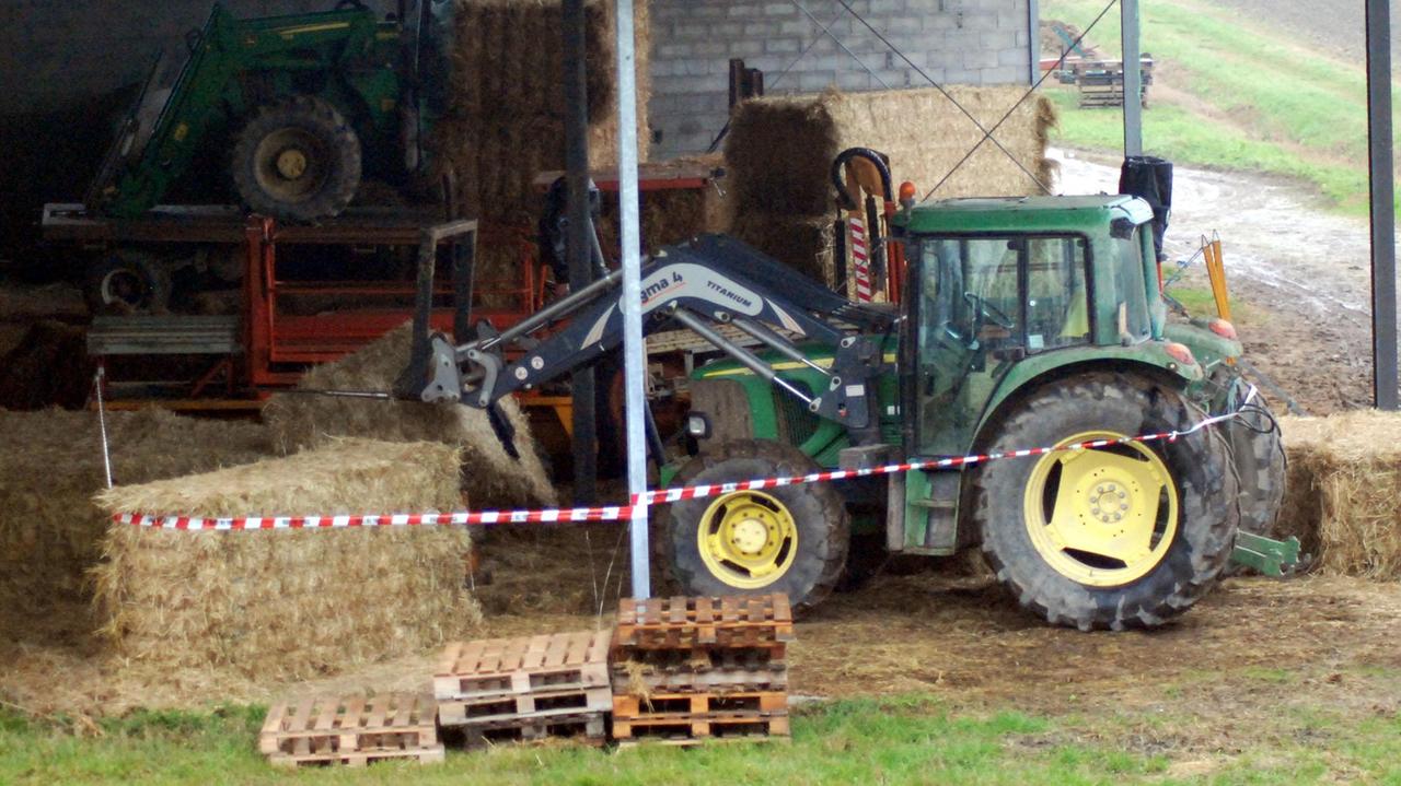 La pila di paglia e il trattore usato per spostarla