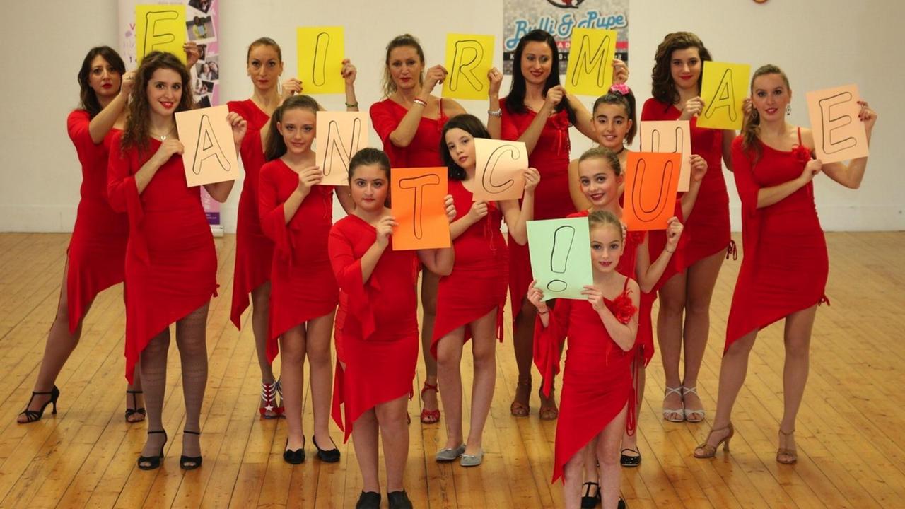 Le allieve della scuola di ballo Bulli e Pupe di Grosseto durante la performance per il video