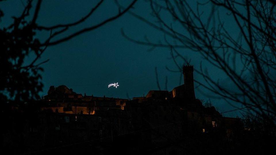 L'enorme cometa realizzata dal gruppo di volontari “Gli amici della Befana” sul paese di Roccatederighi (foto di Carlo Bencini e Giacomo Sillari, Plz)