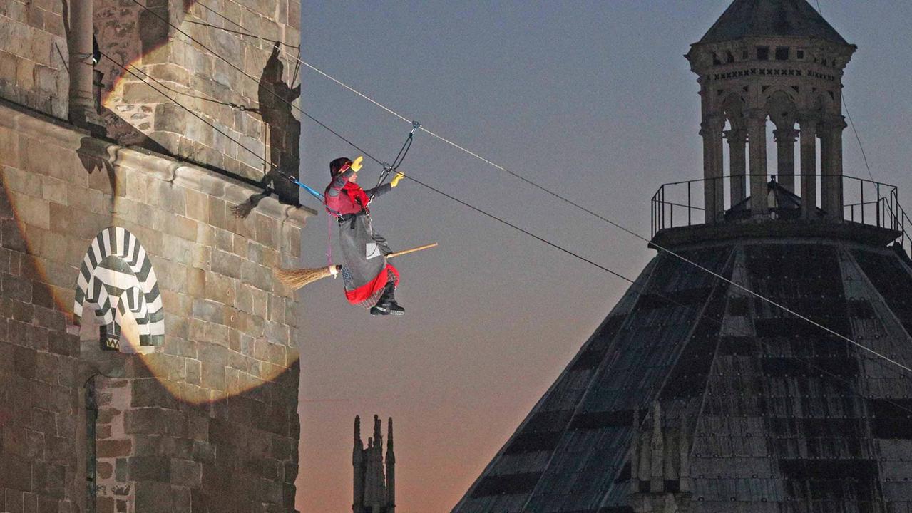 In piazza del Duomo a Pistoia si rinnova la magìa del volo della Befana