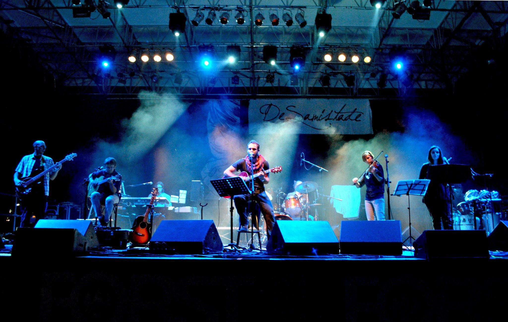 Il supergruppo Desamistade suona contro tutti i fanatismi