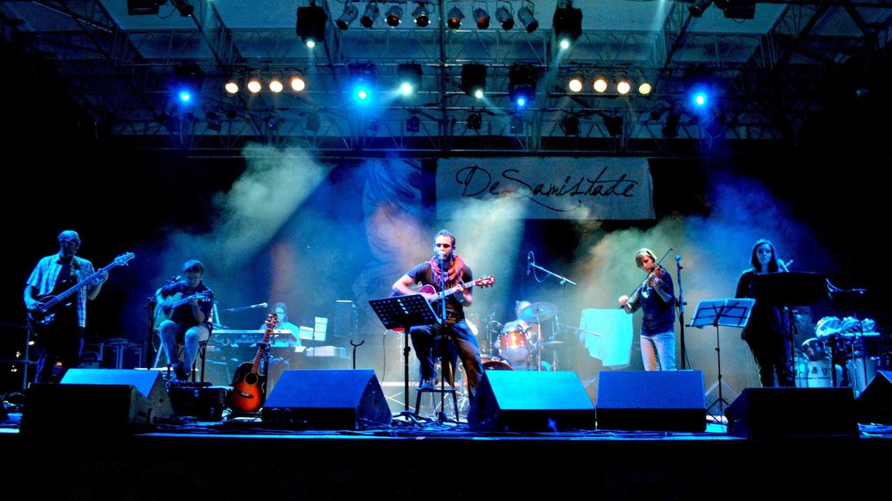 Il supergruppo Desamistade suona contro tutti i fanatismi